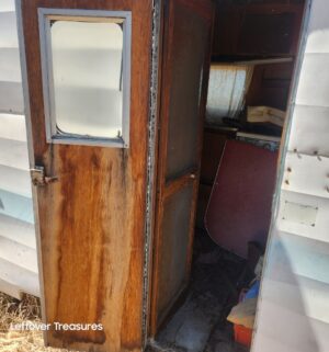 a453- (SEE VIDEO) Towable Project Camper RV. Tires are okay. Needs full restoration. BILL OF SALE ONLY. No TITLE - Image 5