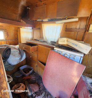 a453- (SEE VIDEO) Towable Project Camper RV. Tires are okay. Needs full restoration. BILL OF SALE ONLY. No TITLE - Image 8