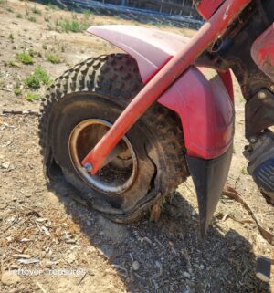 a454- (See Video) vintage Honda ATC110 three-wheeler. Engine Has Compression - Image 3