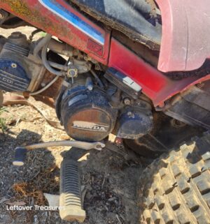 a454- (See Video) vintage Honda ATC110 three-wheeler. Engine Has Compression - Image 4