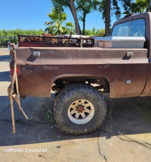 a460- (SEE VIDEO) 1977 GMC Sierra 15. Runs But has a fuel line issue. Non Op. Clean Title. Pink Slip Transfer - Image 4