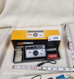 b105- Kodak Instamatic 100 camera