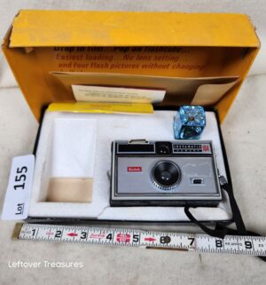 b155- Kodak Instamatic 104 camera