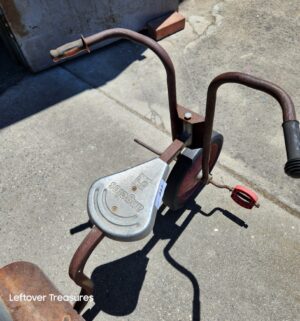 b237- 1970s Angeles metal tricycle features a signature stamped seat - Image 3