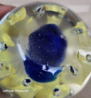 c16- hand-blown art glass paperweight - Image 3