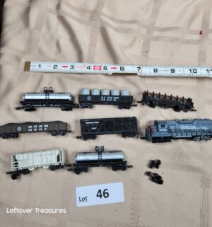 c46- N gauge model train cars featuring Southern Pacific