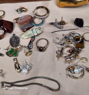c142- Trinket box w/ fashion jewelry collection - Image 3