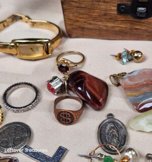 c142- Trinket box w/ fashion jewelry collection - Image 4