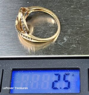 c155- 10k two-tone gold ring features a twisted knot design with pave-set diamonds. Gold/Diamonds Tested - Image 5