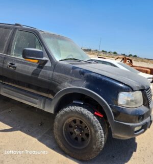 c164- 2004 Ford Expedition. Eddie Bauer Sport Utility 4D. V8, 5.4L. Automatic. 2WD. Does not run. Sold w/ Pink Slip Clean Title - Image 3