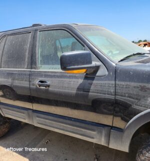 c164- 2004 Ford Expedition. Eddie Bauer Sport Utility 4D. V8, 5.4L. Automatic. 2WD. Does not run. Sold w/ Pink Slip Clean Title - Image 4