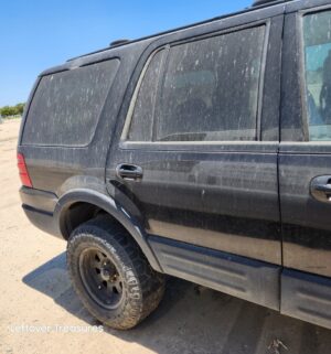 c164- 2004 Ford Expedition. Eddie Bauer Sport Utility 4D. V8, 5.4L. Automatic. 2WD. Does not run. Sold w/ Pink Slip Clean Title - Image 5