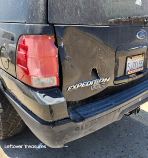 c164- 2004 Ford Expedition. Eddie Bauer Sport Utility 4D. V8, 5.4L. Automatic. 2WD. Does not run. Sold w/ Pink Slip Clean Title - Image 7