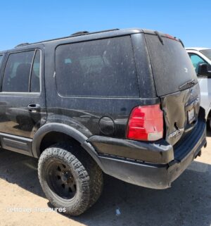 c164- 2004 Ford Expedition. Eddie Bauer Sport Utility 4D. V8, 5.4L. Automatic. 2WD. Does not run. Sold w/ Pink Slip Clean Title - Image 8