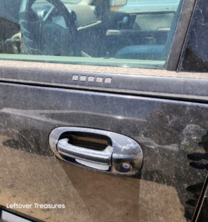c164- 2004 Ford Expedition. Eddie Bauer Sport Utility 4D. V8, 5.4L. Automatic. 2WD. Does not run. Sold w/ Pink Slip Clean Title - Image 10