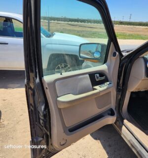 c164- 2004 Ford Expedition. Eddie Bauer Sport Utility 4D. V8, 5.4L. Automatic. 2WD. Does not run. Sold w/ Pink Slip Clean Title - Image 11