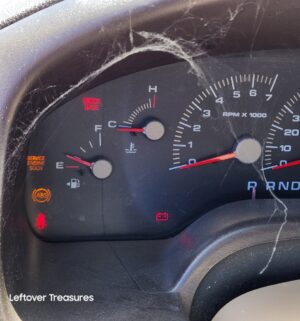 c164- 2004 Ford Expedition. Eddie Bauer Sport Utility 4D. V8, 5.4L. Automatic. 2WD. Does not run. Sold w/ Pink Slip Clean Title - Image 18