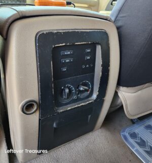 c164- 2004 Ford Expedition. Eddie Bauer Sport Utility 4D. V8, 5.4L. Automatic. 2WD. Does not run. Sold w/ Pink Slip Clean Title - Image 27