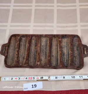 d19- vintage cast iron cornbread pan