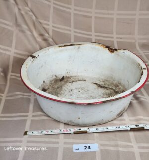 d24- vintage enamelware wash basin