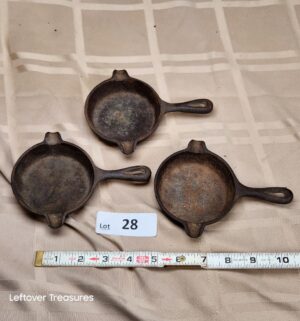 d28- Lodge cast iron miniature skillet ashtray