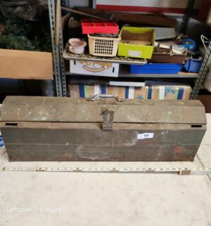 d69- Large antique tool box - Image 1
