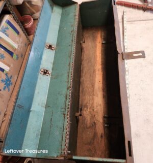 d69- Large antique tool box - Image 2