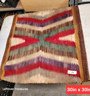 d83- hand-woven kilim rug featuring a geometric chevron design