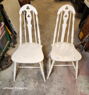 d125- vintage Amish tapered Windsor splat brace back spindle chairs