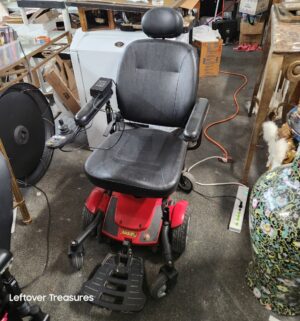 c162- 2018 Jazzy Select 6 Power Chair w/ Charger. Fully Tested? Battery replacement is needed.