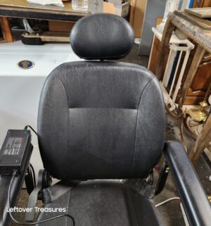 c162- 2018 Jazzy Select 6 Power Chair w/ Charger. Fully Tested? Battery replacement is needed. - Image 4