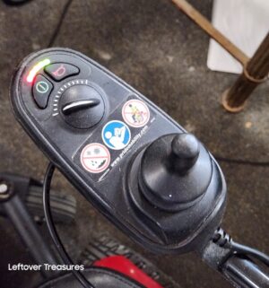 c162- 2018 Jazzy Select 6 Power Chair w/ Charger. Fully Tested? Battery replacement is needed. - Image 5