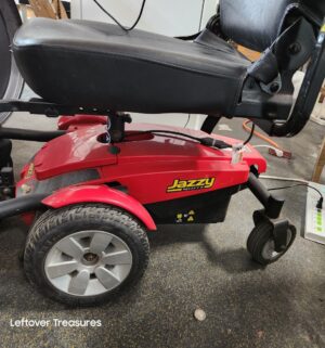 c162- 2018 Jazzy Select 6 Power Chair w/ Charger. Fully Tested? Battery replacement is needed. - Image 6