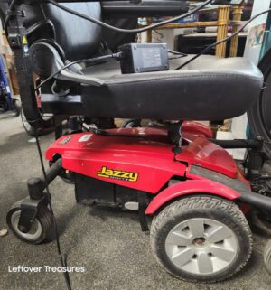 c162- 2018 Jazzy Select 6 Power Chair w/ Charger. Fully Tested? Battery replacement is needed. - Image 10
