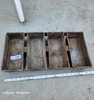 d132- vintage industrial 4-loaf strap bread pan