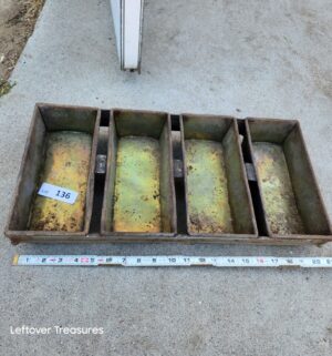 d136- vintage industrial 4-loaf strap bread pan