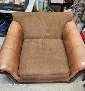 d230- Large leather arm chair - Image 2