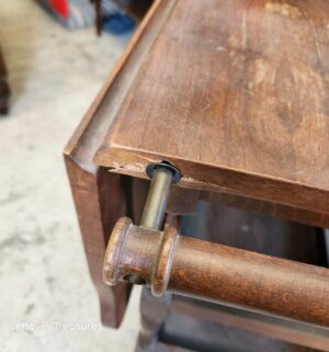 d232- vintage Colonial-style wood tea trolley - Image 3