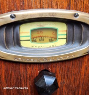 d236- 1936 General Electric Model A-52 tube radio. Still works! - Image 2