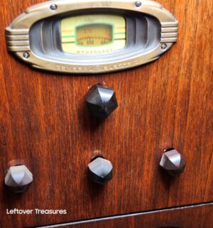 d236- 1936 General Electric Model A-52 tube radio. Still works! - Image 3