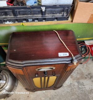 d236- 1936 General Electric Model A-52 tube radio. Still works! - Image 5