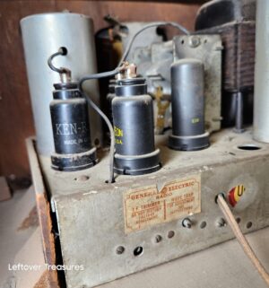 d236- 1936 General Electric Model A-52 tube radio. Still works! - Image 8