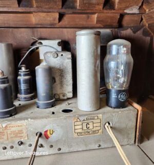 d236- 1936 General Electric Model A-52 tube radio. Still works! - Image 9